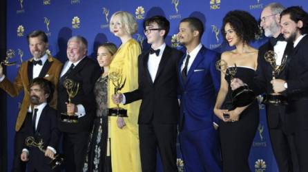 El elenco de Game of Thrones posa con el Emmy a Mejor Serie Dramática.