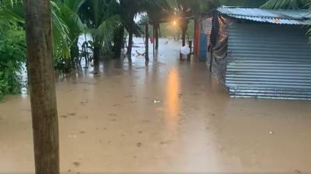Imagen que muestra una casa de zinc inundada por las lluvias este 31 de diciembre de 2023 en Tocoa, Colón.