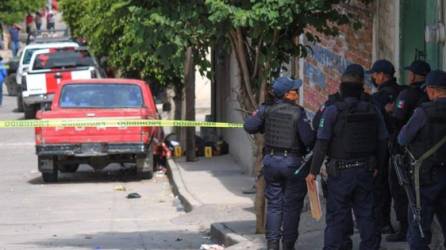 Policías vigilan el sitio donde ocurrió una masacre en el poblado de Jaral del Progreso, estado de Guanajuato (México).