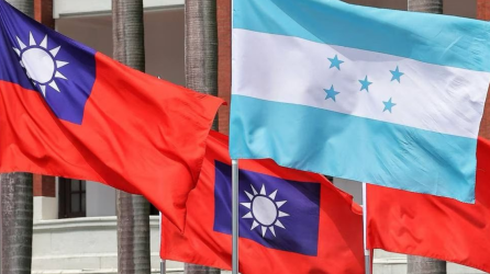 Banderas de China Taiwán y de la República de Honduras.