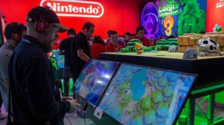 Un visitante prueba el videojuego 'Zelda' para 'Nintendo Switch'.