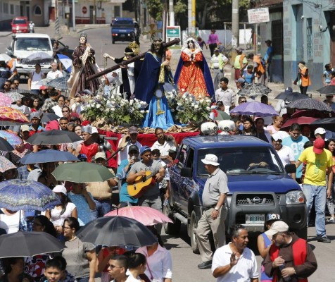 Los feligreses que llegaron a Tegucigalpa conmemoran la pasión, muerte y resurrección de Jesucristo.