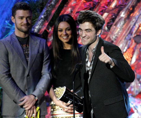 Robert Pattinson besa a Taylor Lautner en vivo