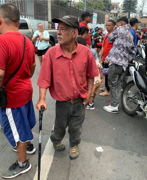 Este longevo aficionado del Olimpia llegó desde muy temprano para poder lograr comprar su boleto. “A las 5 de la mañana, todo por el amor al Olimpia. Lo compré (el boleto) como a la 1 de la tarde”, contó Julio, quien pese a su dificultad para caminar, lo hace con un bastón, consiguió su entrada.