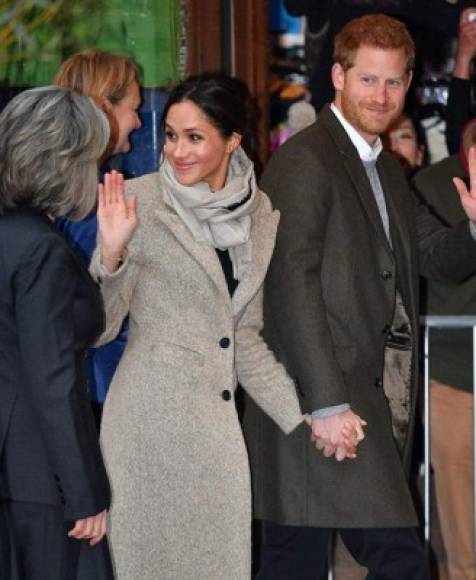 Sus constantes muestras de cariño también fue un acto de rebeldía.<br/><br/>Meghan y Harry caminan de la mano y se muestran siempre muy cariñosos ante los paparazzi, mientras que los duques de Cambridge eligen ser retratados más distantes cuando aparecen en público, ni hablemos de la reina Isabel II y su esposo, el príncipe Felipe.<br/><br/>