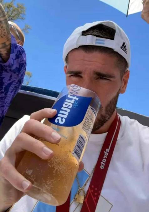 Rodrigo de Paul consumiendo alcohol en la celebración con sus compañeros de la selección argentina.