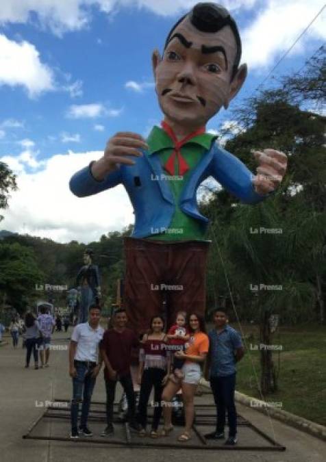 Familia López Alvarado de Trinidad y San Pedro Sula, posando junto a una de las chimeneas que más ha acaparado la atención.