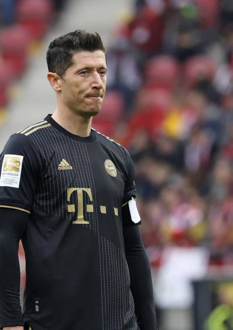 El Bayern Múnich sigue sin la intención de dar facilidades a Robert Lewandowski para que salga del club a final de temporada. El polaco, objetivo del FC Barcelona como fichaje para reforzar la delantera, acaba contrato con el Bayern en junio del 2023, por lo que este verano se podría plantear su venta, pero los dirigentes alemanes se mantienen firmes de no dejarlo salir.