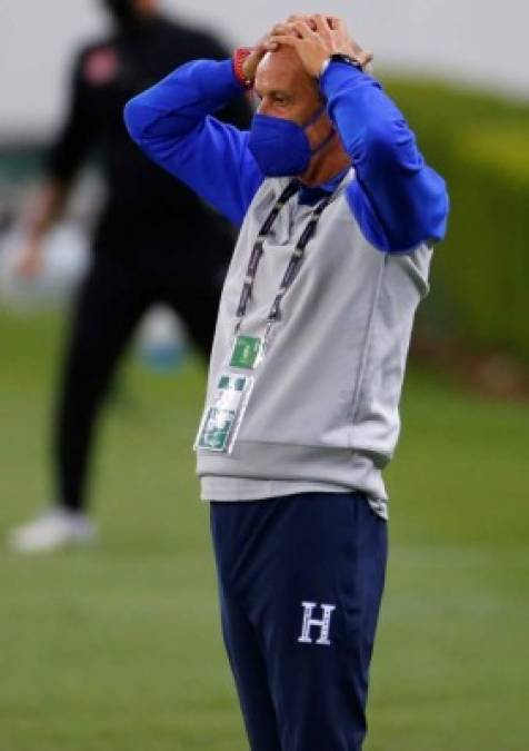 Miguel Falero, entrenador de la SUb-23 de Honduras, lamentando el gol que les había marcado Canadá. Foto EFE.