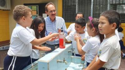 El gobernador de Rotary Internacional, Francisco Viau, compartió con los estudiantes de la escuela Primero de Febrero.