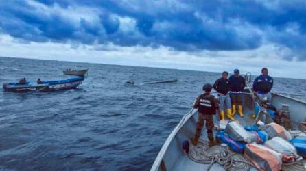 Los supuestos traficantes hundieron la embarcación pero la Fuerza Naval de El Salvador logró recuperar la droga, según informó Bukele.