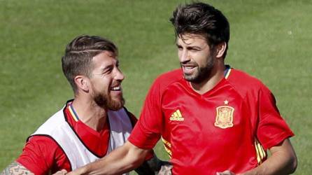 Piqué y Sergio Ramos compartieron por muchos años en el vestuario de la selección de España. Foto EFE-Archivo.