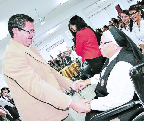 Escolares hondureños estudiarán a seis héroes y heroínas más