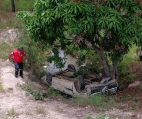 Familia cae en una hondonada cuando iban para un culto cristiano