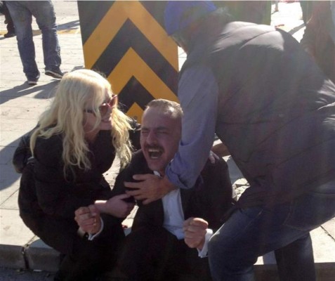 El atentado se produjo poco después de iniciarse la marcha bajo el lema 'Paz, Trabajo y Democracia' cerca de la estación de trenes de Ankara. EFE
