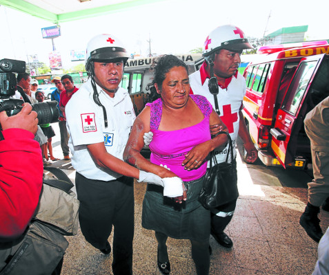 Siete heridos al caer carro en hondonada en Honduras