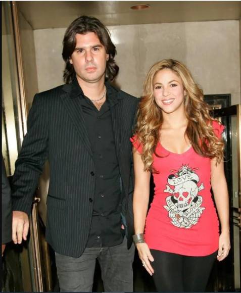 Los medios rosa de España comenzaron a relacionar a Shakira con Piqué y fue en el 2011 que la cantante colombiana anunció que se separaba sentimentalmente con Fernando de la Rúa.