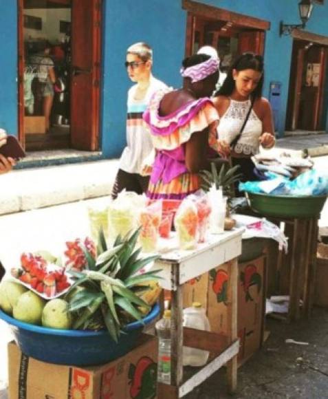 En Chile, las jóvenes recorrieron los mercados para comprar souvenirs.