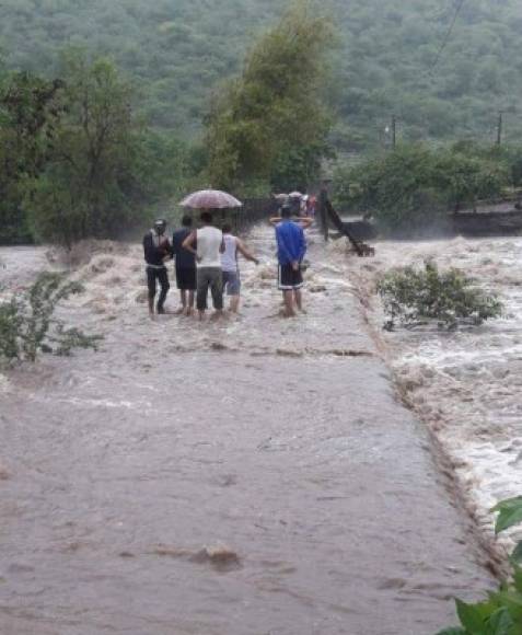 Una persona ahogada, familias albergadas, daños en centros educativos y poblados incomunicados era el saldo que hasta anoche dejaban las lluvias en Valle y Choluteca.