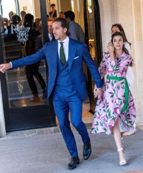 La boda estuvo llena de colegas de Nadal, entre estos Feliciano López y su mujer, la modelo Sandra Gago, quien lució un colorido diseño rosa con estampado floral en tonos verdes.