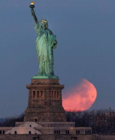 El fenómeno coincidió con la segunda luna llena del mes, un triple evento que algunos han bautizado como el eclipse de la 'superluna de sangre azul' y que se observa principalmente en Norteamérica, el Pacífico, Asia y Oceanía.