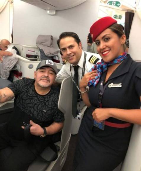 Momento en el que Diego Maradona iba en el avión que lo transportaba a México. FOTO EFE.