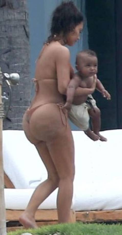 La diva de 35 años estaba de rechupete en su bikini y se puso un traje de dos piezas para destacar su figura delgada, pero curvilínea.