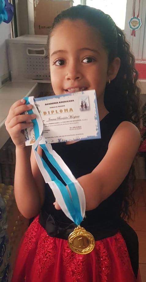 Habla español, inglés y alemán y sueña con ser ingeniera “para construir edificios”, asegura..