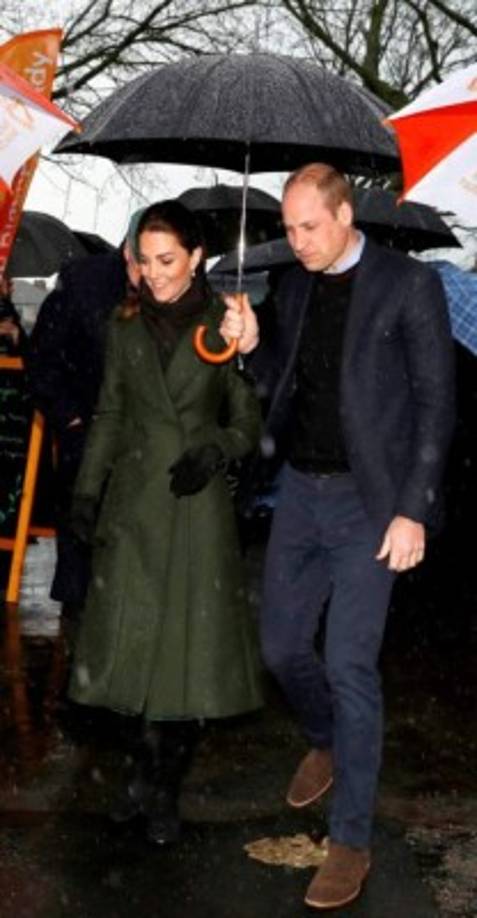 La duquesa fue criticada por varios medios por usar un traje demasiado caro para visitar un lugar en donde la población vive en situaciones precarias.<br/><br/>