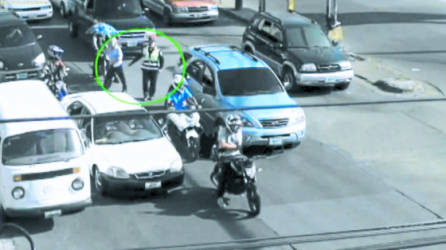 El agente detecta a los dos hombres en una motocicleta.