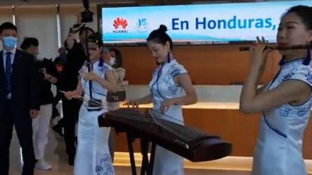 Artistas chinas tocando “Sopa de caracol”.