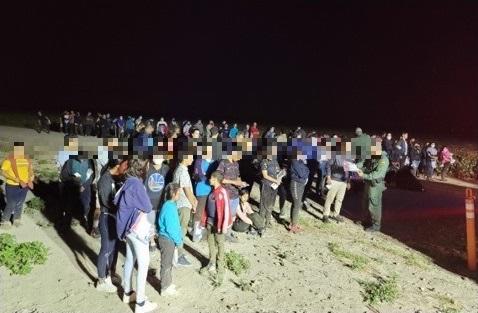 Detienen a 137 inmigrantes en frontera de Texas y México