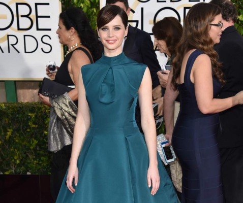 Felicity Jones bebe vino para llorar en el cine