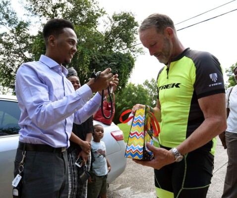 Padre escucha el latir del corazón de su hija en otra persona