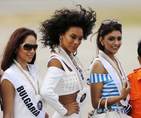 Miss Universe 2016 Pia Wurztbach waves to the crowd as she arrives for the Miss Universe swimwear fashion show in Cebu City, central Philippines on January 17, 2017. The Miss Universe pageant will be held on January 30. / AFP PHOTO / Noel CELIS