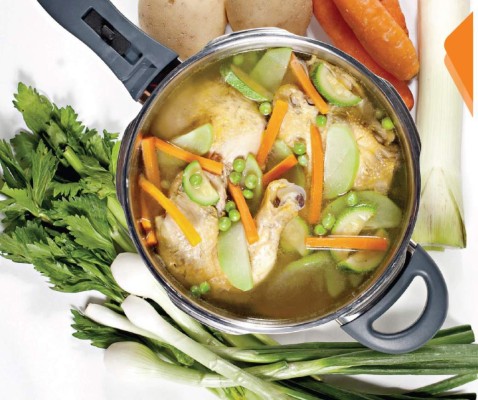 Prepare un caldo de pollo con verduras