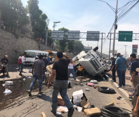 Aparatoso accidente en Tegucigalpa deja un menor muerto y 10 heridos