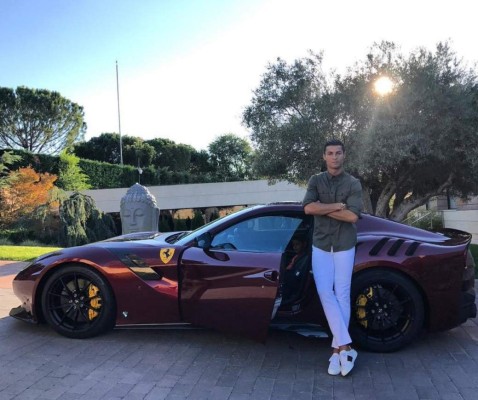 Cristiano Ronaldo exhibe su nuevo Ferrari F12 TDF