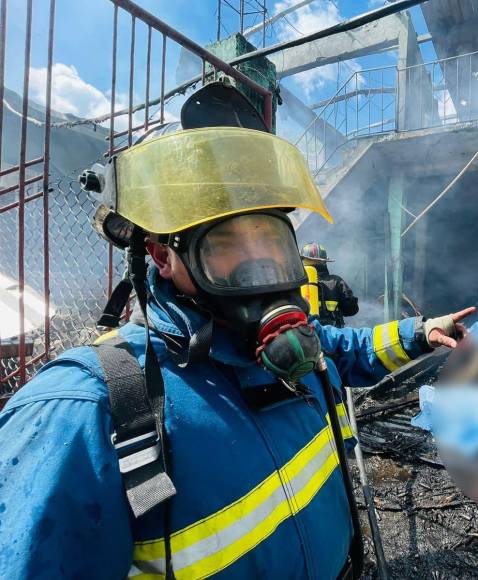 El reporte indica que el fuego que inició en la cohetería alcanzó dos viviendas aledañas, las cuales pertenecen a <b>Evelio Flores</b> (69) y <b>Alma Baide</b> (62).