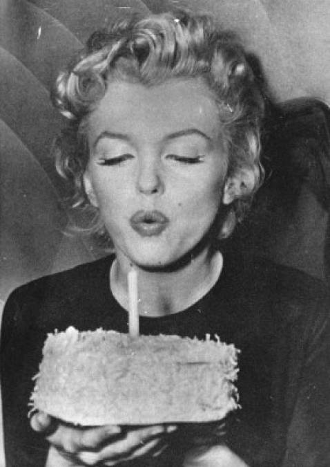 En 1945, Norma Jeane Baker empezó a trabajar como modelo y más tarde comenzó su carrera en Hollywood con el nombre artístico de Marilyn Monroe.