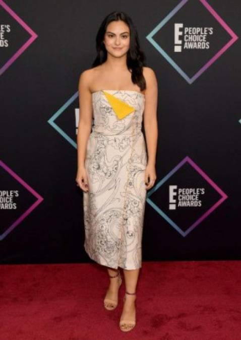 La actriz nominada Camila Mendes a su paso por la alfombra roja.