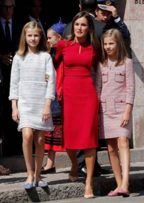 Leonor estuvo acompañada por su madre, la reina Letizia, y su hermana, la infanta Sofía durante su debut oficial como miembro de la realeza española.