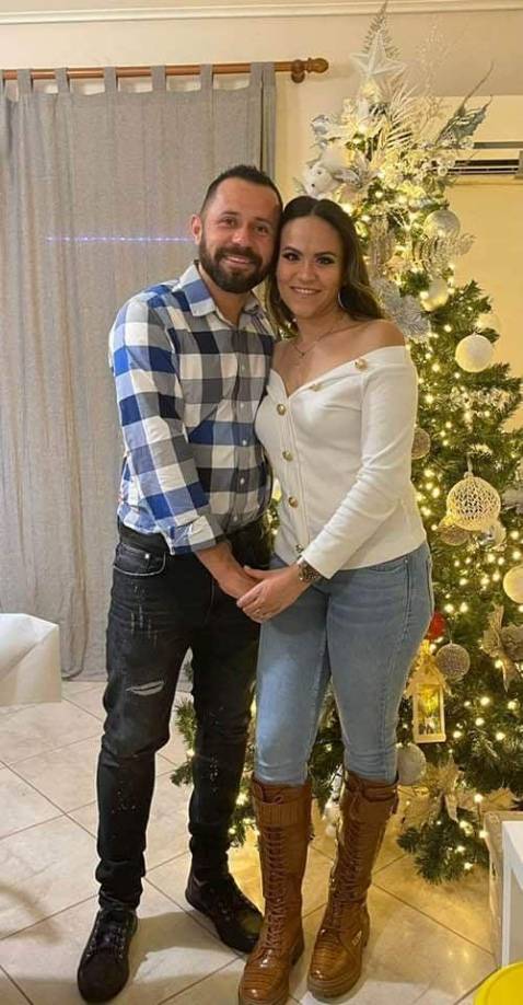 Alfredo Mejía: Volante hondureño que recibió este nuevo año junto a su esposa.