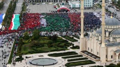 Miles de jóvenes, en Chechenia, se volcaron a las calles para celebrar el natalicio del presidente ruso Vladímir Putin.