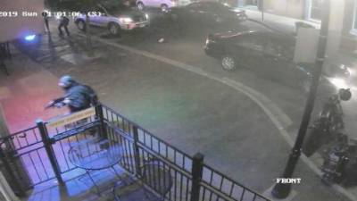 Agentes de policía abatieron al atacante de Ohio en menos de 30 segundos, evitando que ingresara a un bar lleno de personas./EFE.