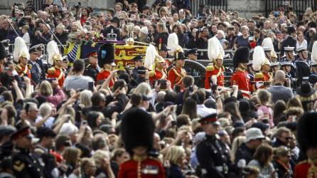 El funeral de Estado de Isabel II, con la presencia de la familia real británica, jefes de Estado de numerosos países, primeros ministros, reyes y príncipes, empezó este lunes en la Abadía de Westmisnter, en el centro de Londres.
