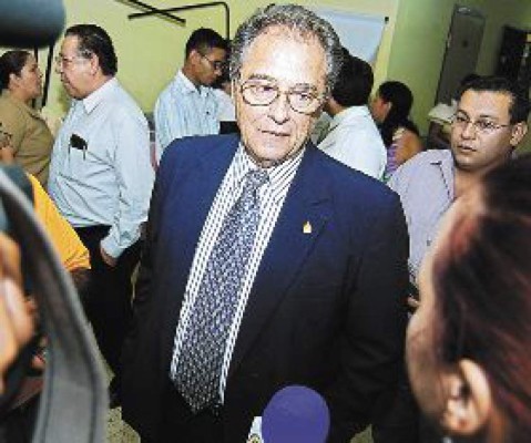 En medio de protestas, ex ministro asume dirección