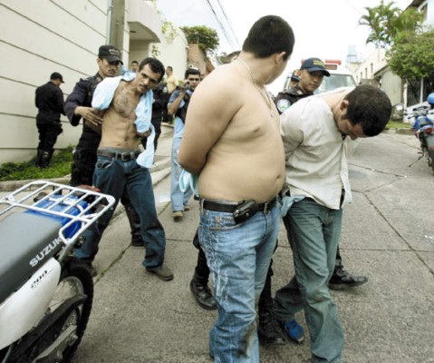 Capturan a dos fugitivos cuando asaltaban casa