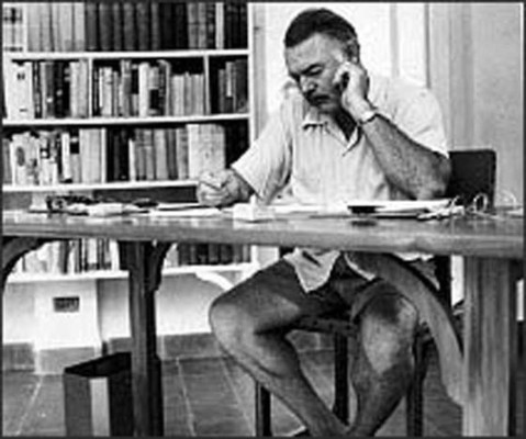 Mayordomo cuenta que Hemingway escribía de pie y tenía obsesión por su peso