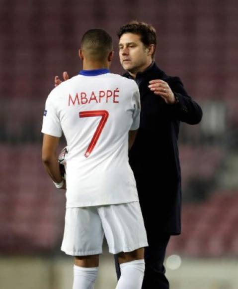 Pochettino felicitando a Mbappé al final del partido.